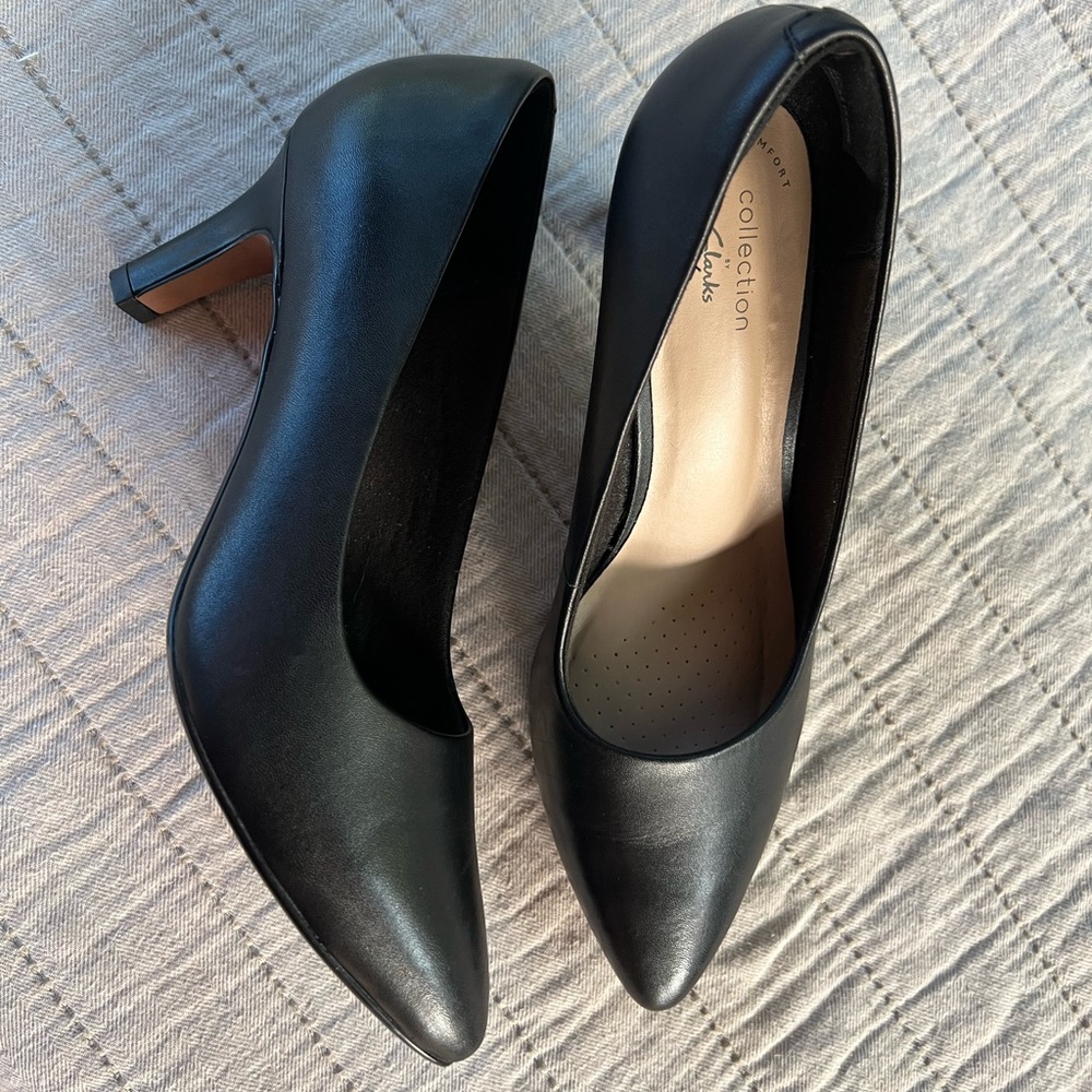 SOLD Clarks Ileana Tulip Black Leather Pumps 8M